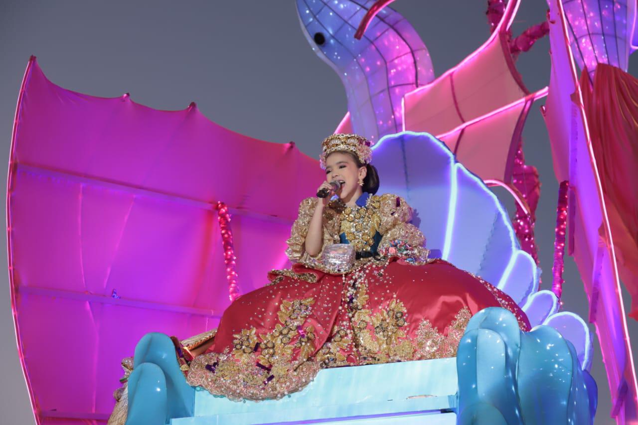 $!Color y alegría inundan el malecón de Mazatlán durante el segundo desfile del Carnaval