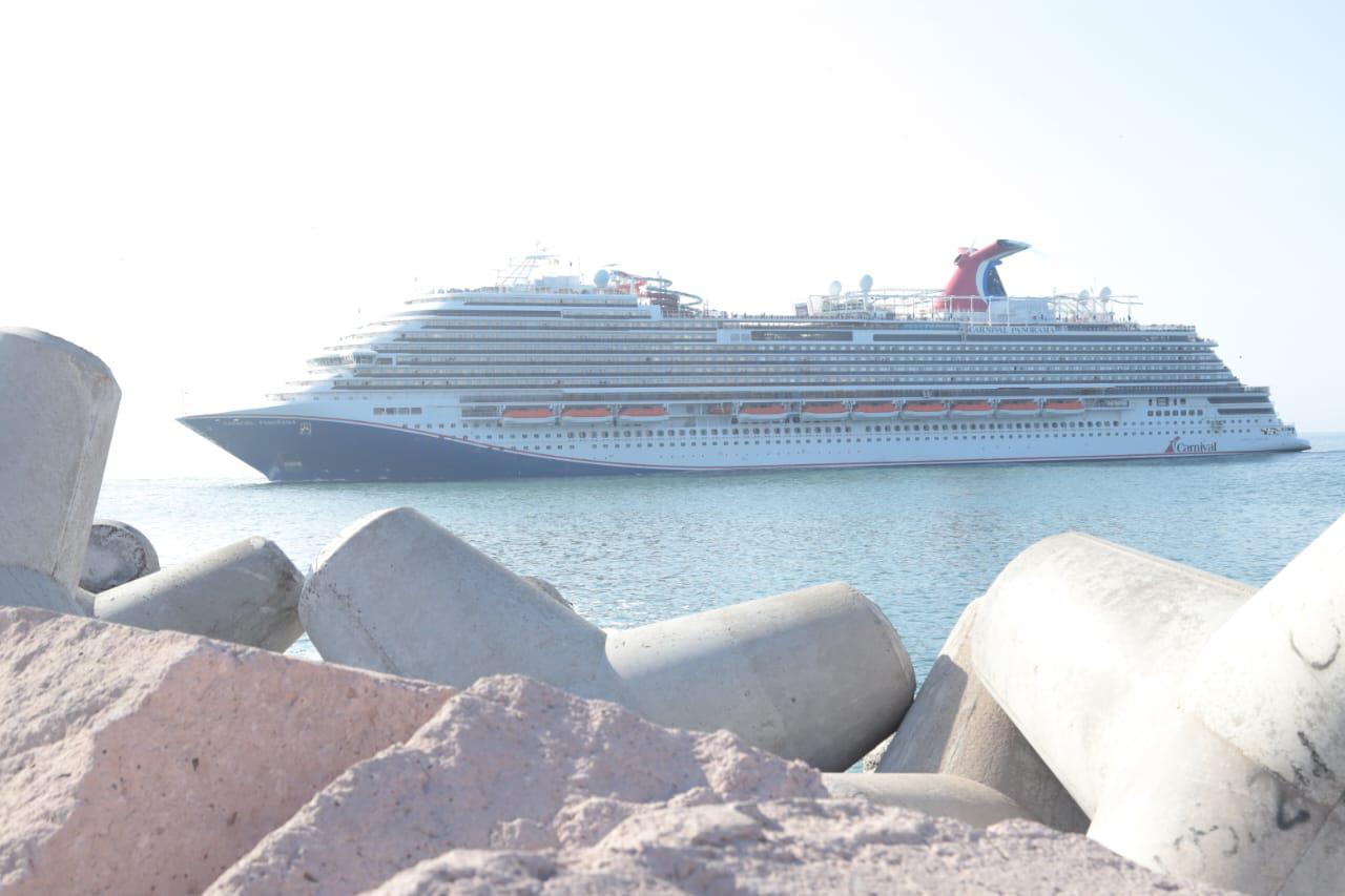 $!Arriban a Mazatlán el Carnival Panorama y el Celebrity Summit con 6 mil 460 pasajeros y 2 mil 64 tripulantes