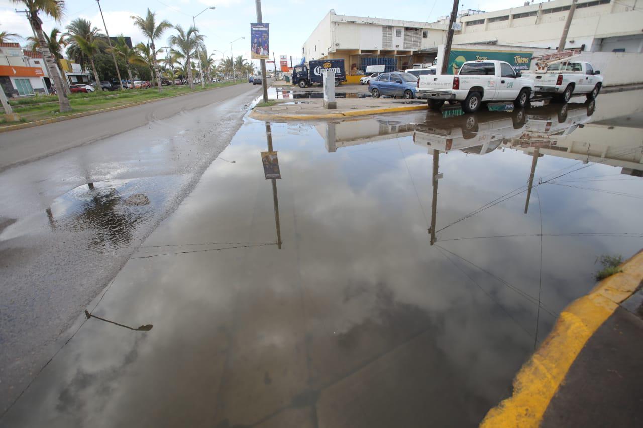 $!Derrame de aguas negras afecta a vecinos y negocios de la Avenida Carlos Canseco, en Mazatlán