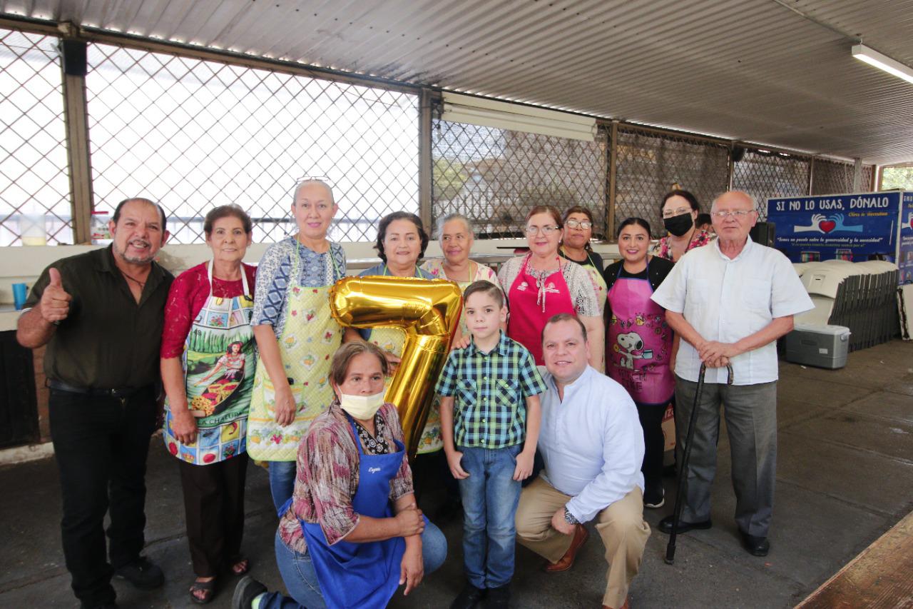 $!Un total de 22 mujeres y cuatro hombres se turnan y organizan para atender el comedor comunitario de la iglesia del Carmen.