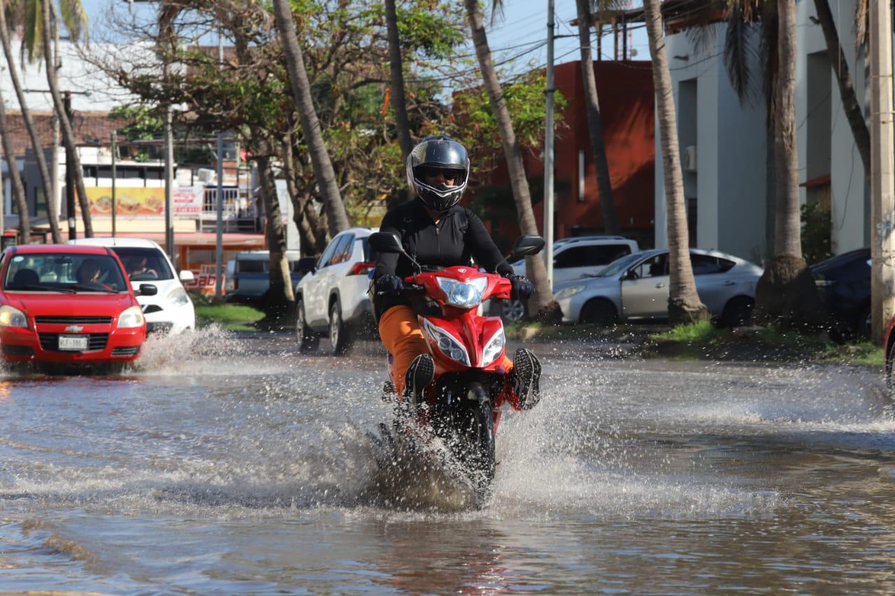 $!Dura cerca de 14 horas inundación de tramo de la Avenida Cruz Lizárraga tras lluvias en Mazatlán