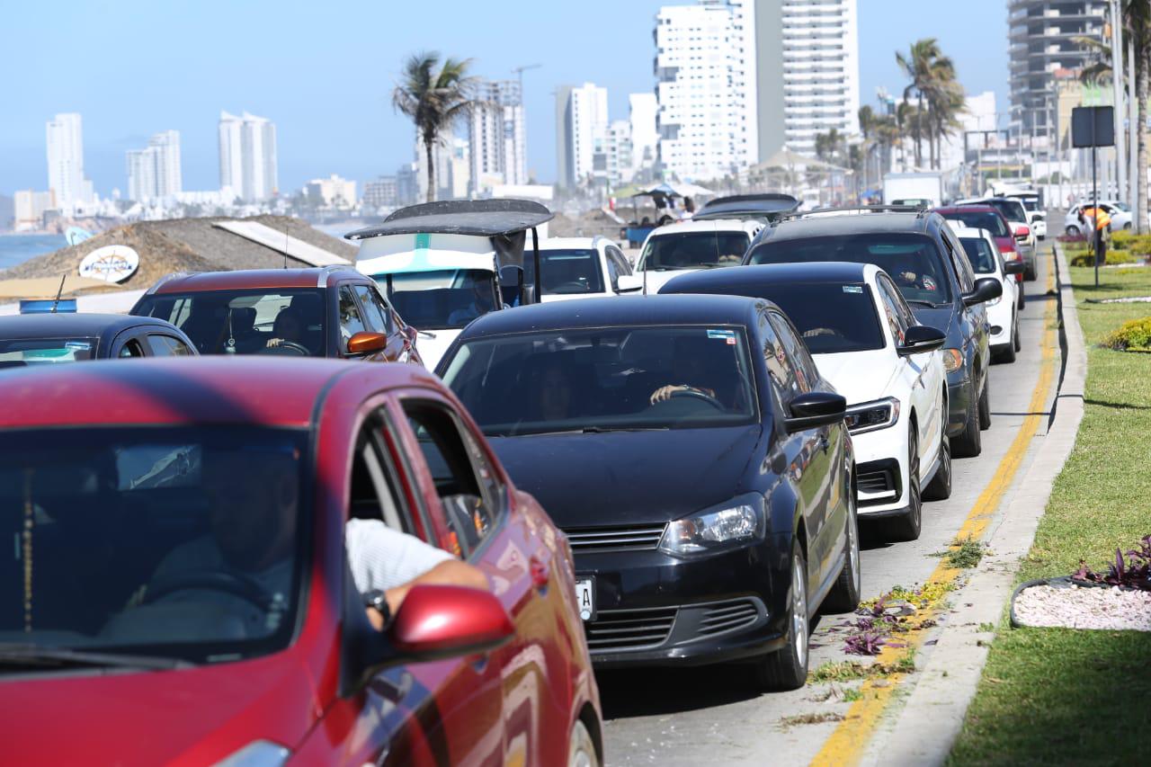 $!En Mazatlán, grabación de serie genera tráfico en el malecón y roces de personal de seguridad con la prensa