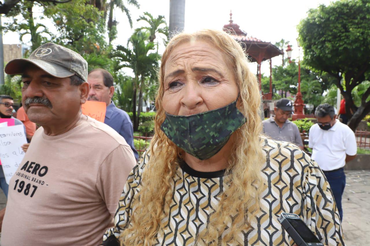 $!Ferrocarrileros jubilados se manifiestan frente al Palacio Municipal en Mazatlán