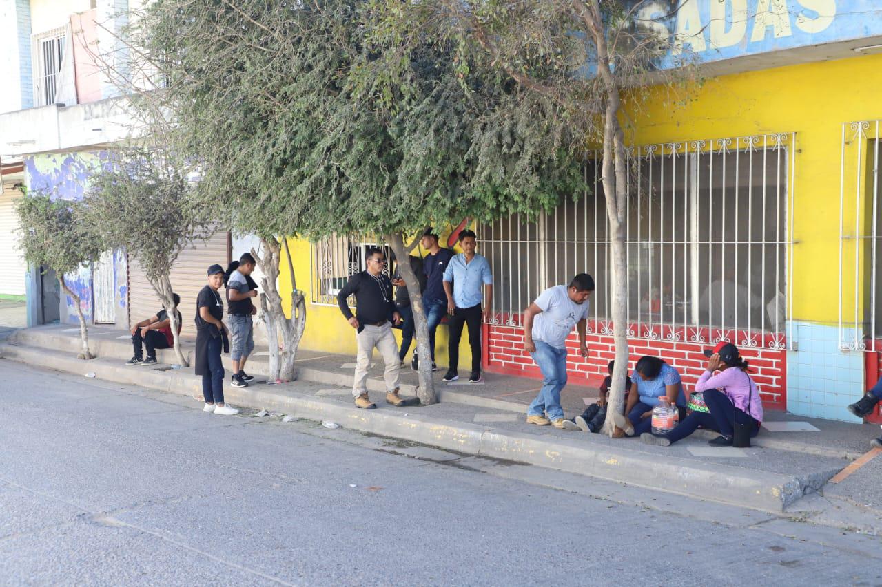 $!El cierre de casetas deja varados a jornaleros de Oaxaca, al sur de Mazatlán