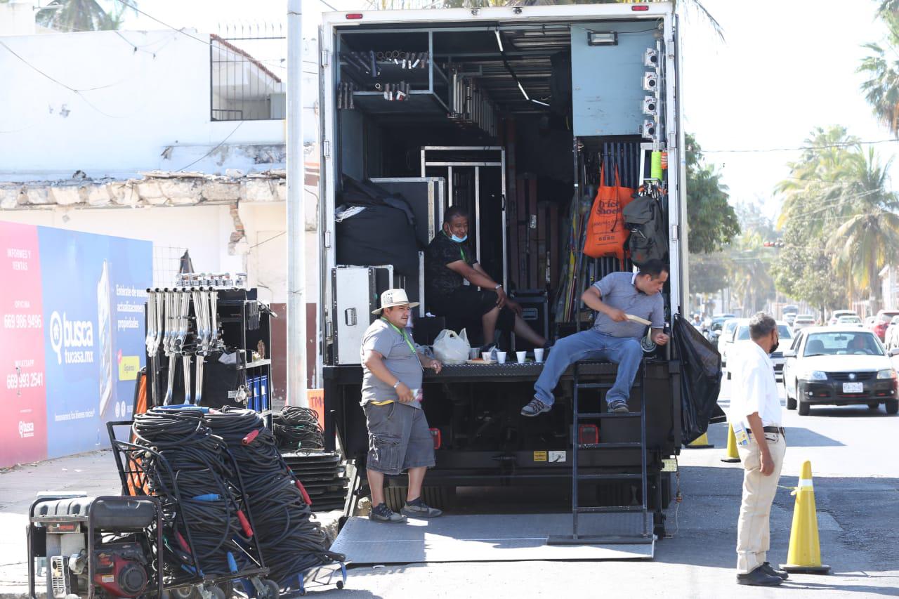 $!En Mazatlán, grabación de serie genera tráfico en el malecón y roces de personal de seguridad con la prensa