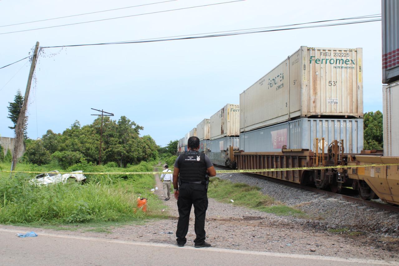 $!Solo unos segundos y después, la camioneta arrastrada por el tren, el accidente en Escuinapa