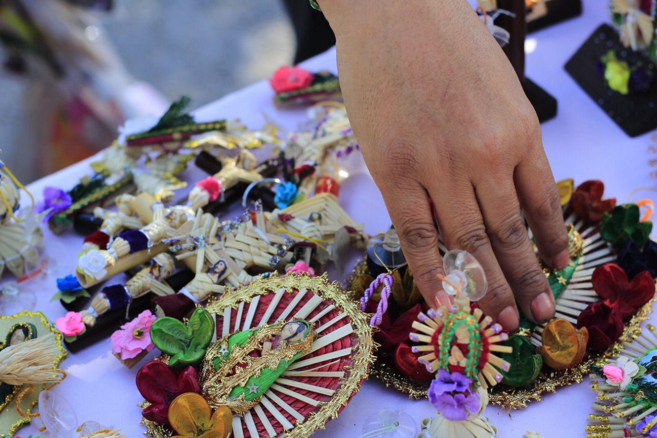 $!María Elda lleva más de 30 años creando artesanía de palma