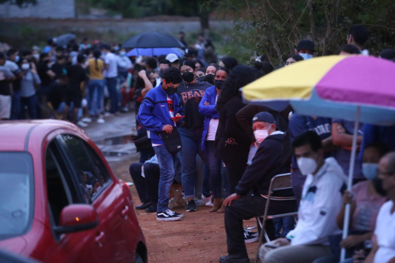 $!‘Acampan’ adolescentes en el Hospital Militar de Mazatlán para vacunarse contra el Covid