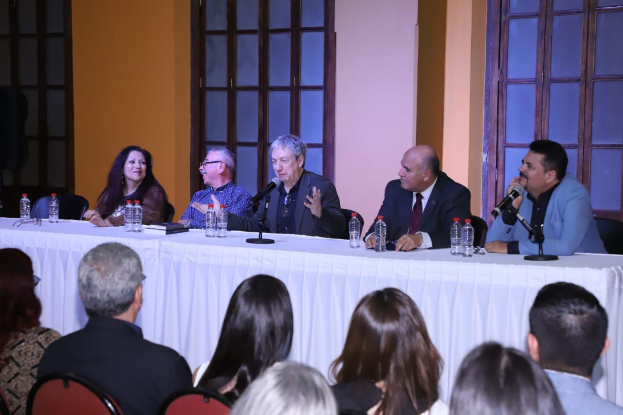 $!El autor estuvo acompañado de los integrantes del jurado.