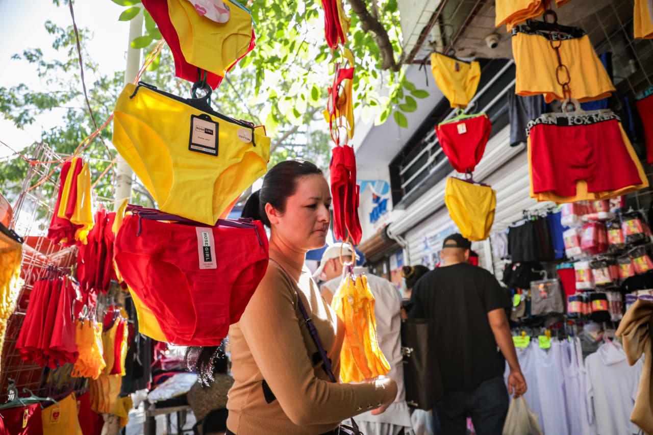 $!Ropa interior amarilla, la más buscada en Culiacán para el fin de año