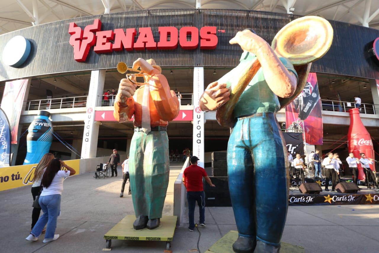 $!En la entrada al estadio se pudieron apreciar monigotes de imágenes que realizó Antonio López Sáenz.
