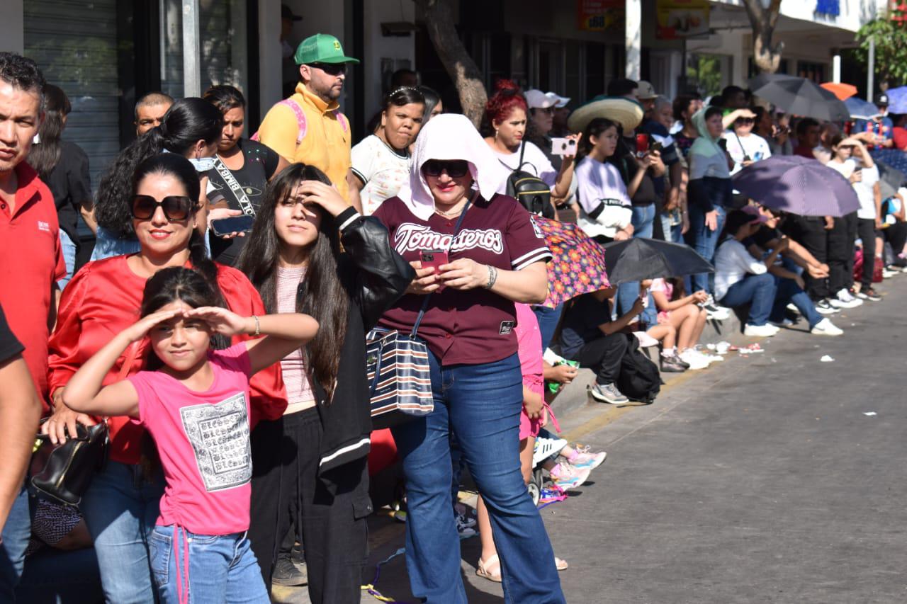 $!Disfrutan culiacanenses del desfile del Día de la Revolución