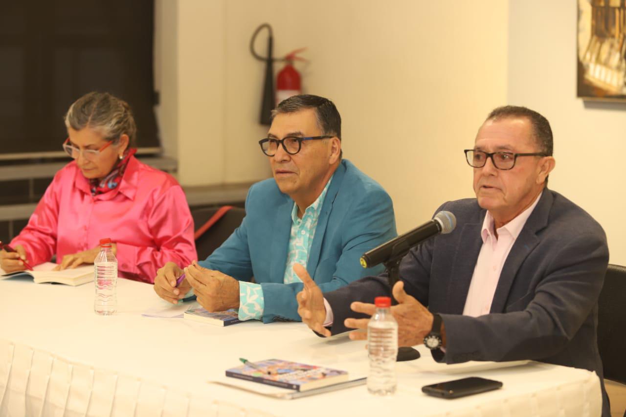 $!La escritora Aleyda Rojo y el ex catedrático Luis Antonio Martínez Peña acompañaron al escritor en la presentación.