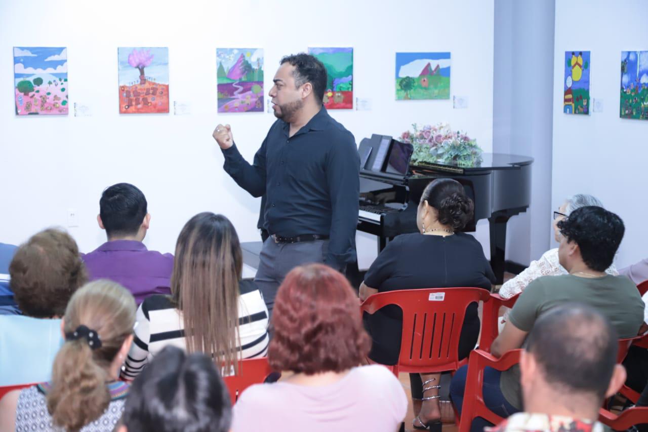 $!Roberto Sánchez deleitó a los presentes con su voz.