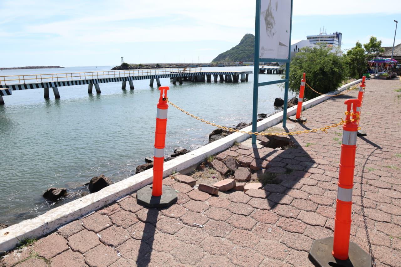 $!Son 6 los socavones del malecón de Mazatlán, uno de alrededor de 100 metros