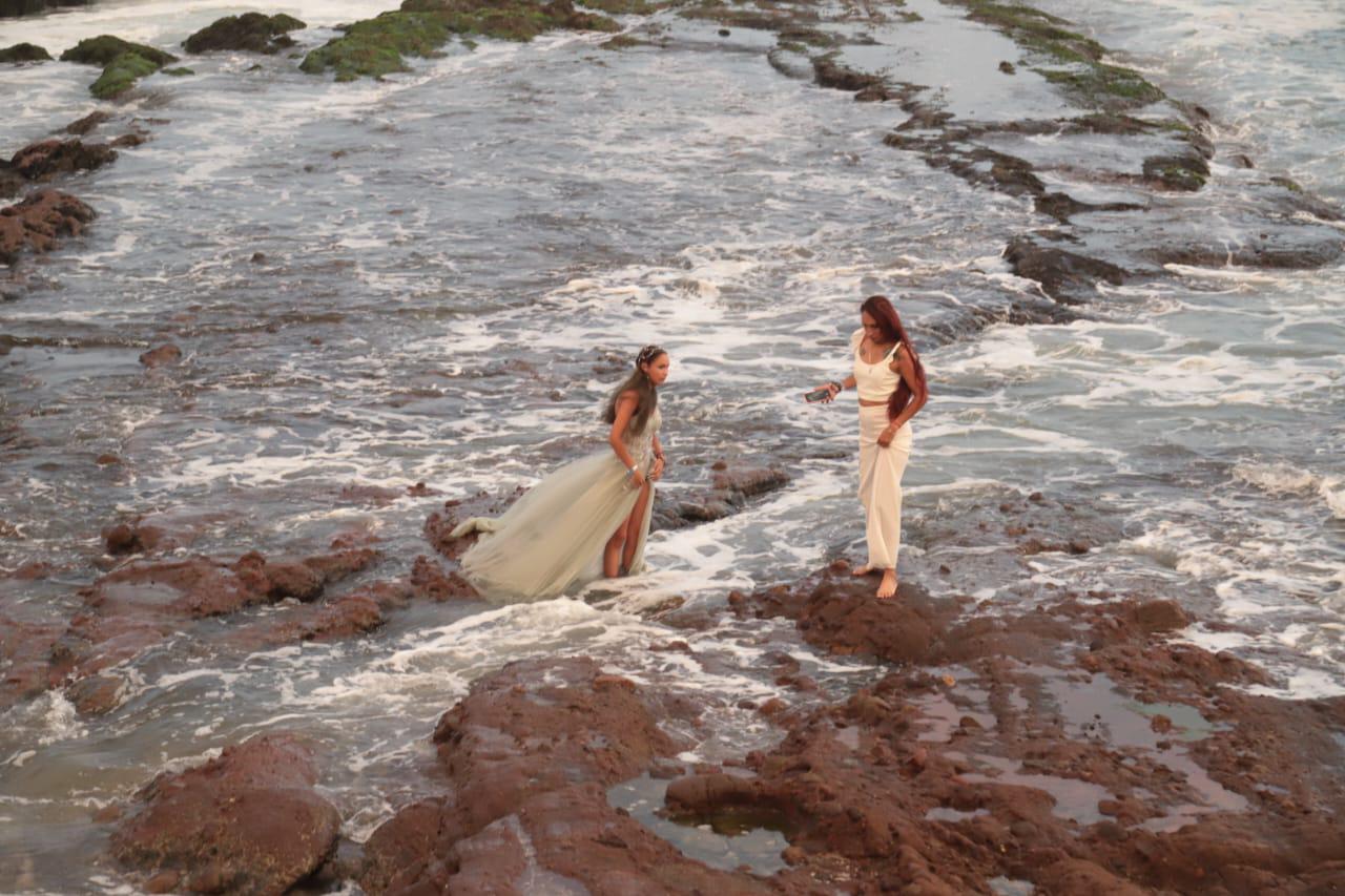 $!Se convierte el malecón de Mazatlán en el escenario favorito de turistas para admirar el atardecer