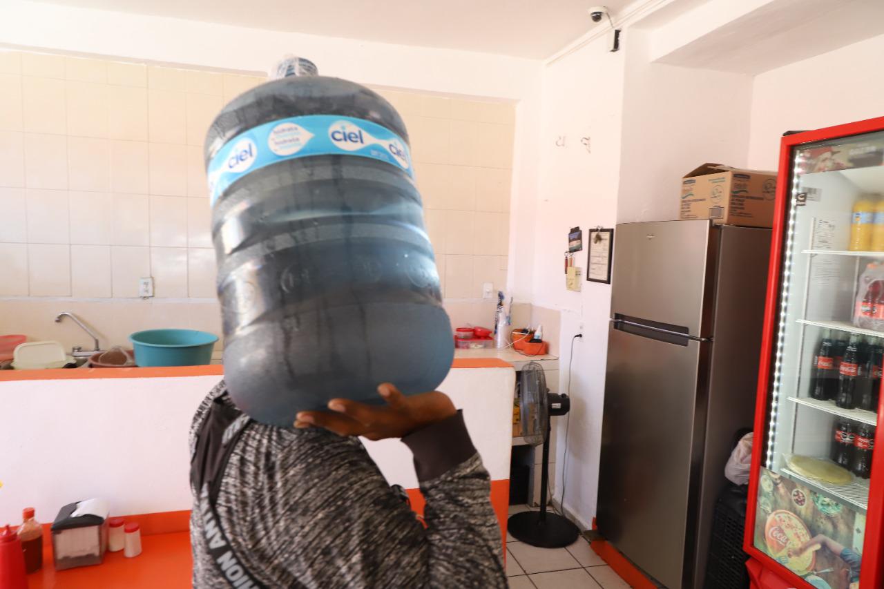 $!Negocios en Mazatlán, sin agua, se ven obligados a bajar las cortinas