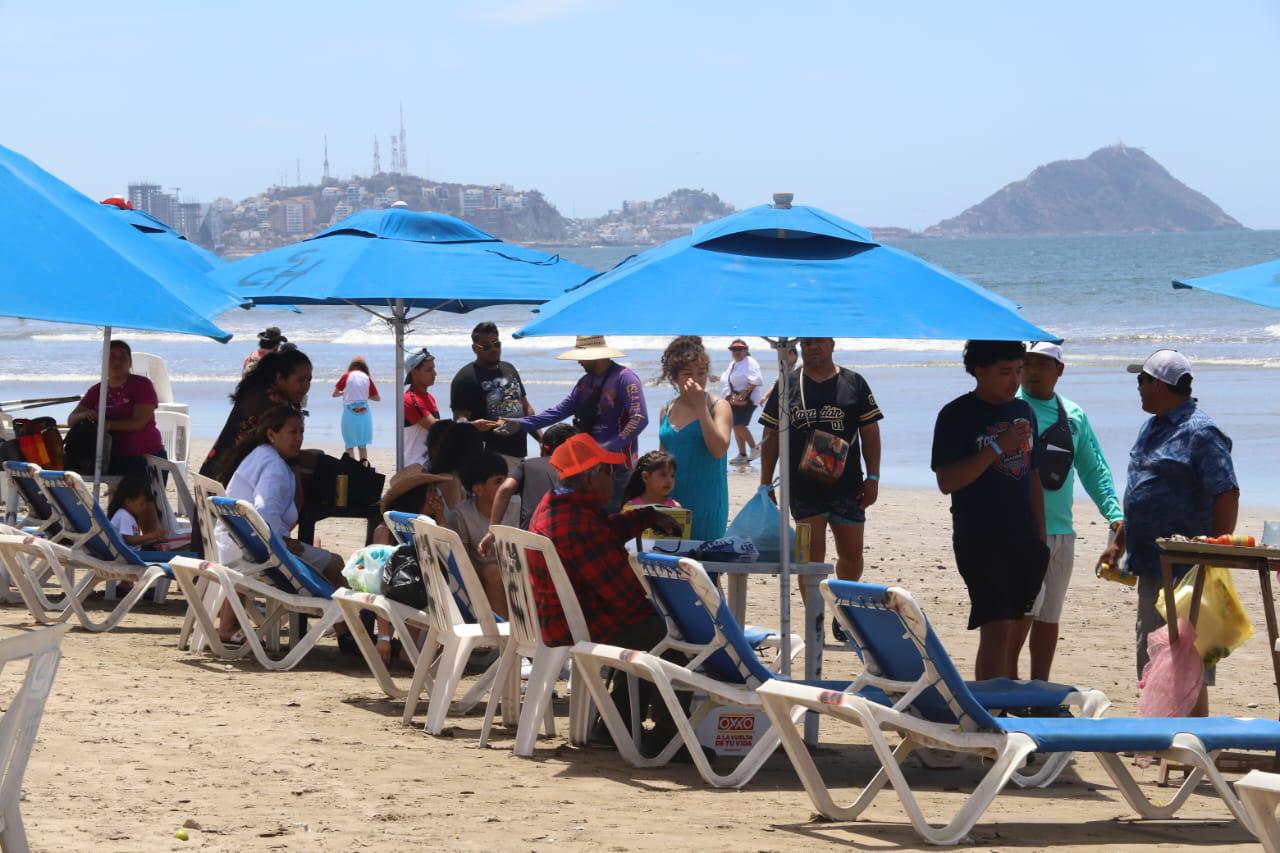 $!Continúa afluencia de visitantes en zona turística de Mazatlán