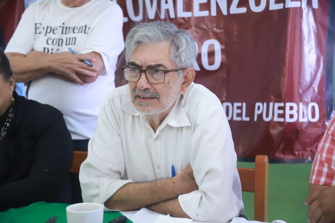 $!Camilo Valenzuela convoca a la prensa para anunciar precandidatura; acompañante se ríe de cuestionamientos