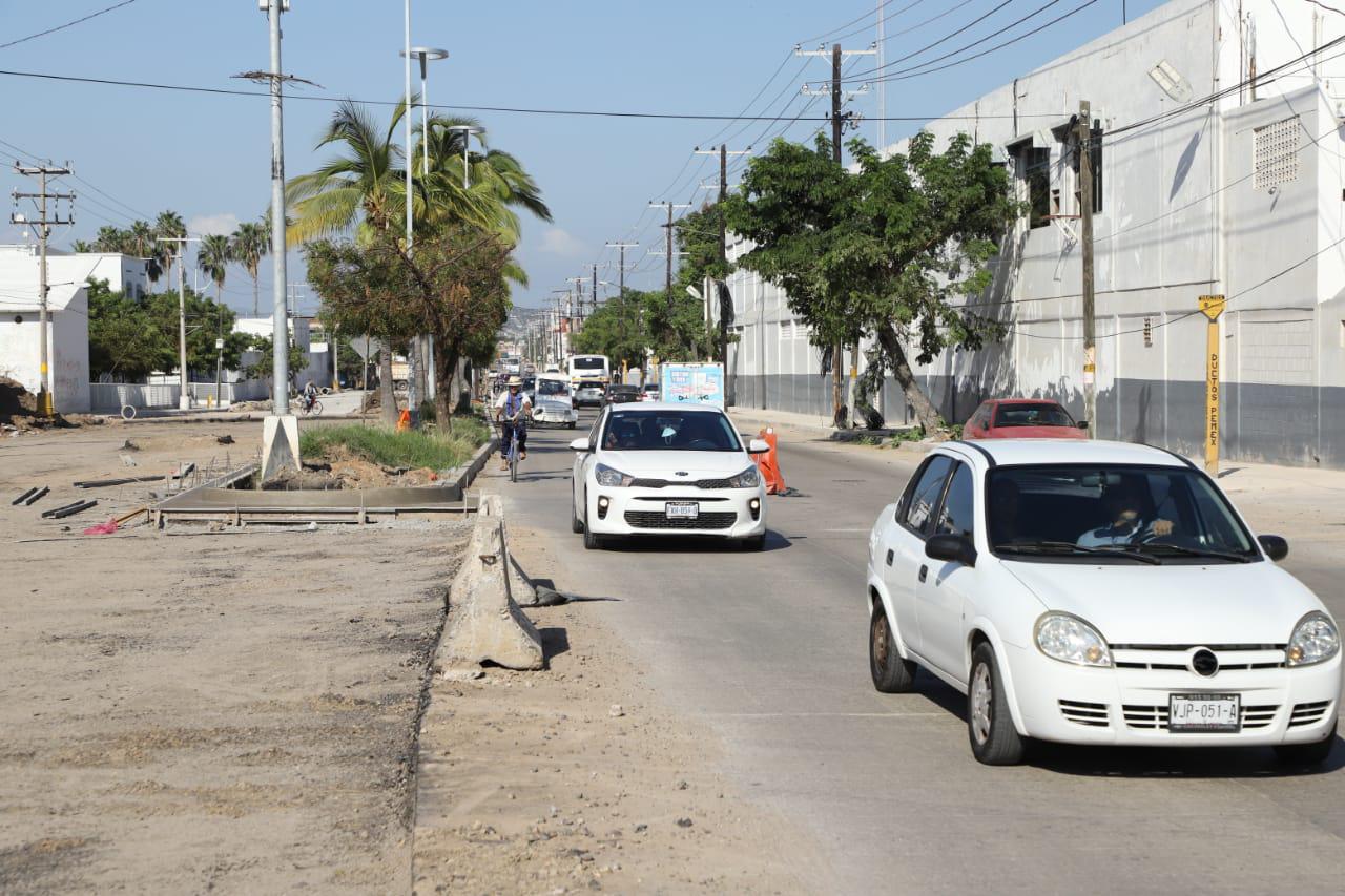 $!Embellecen camellón central y colocan lámparas led en Avenida Gabriel Leyva, en Mazatlán