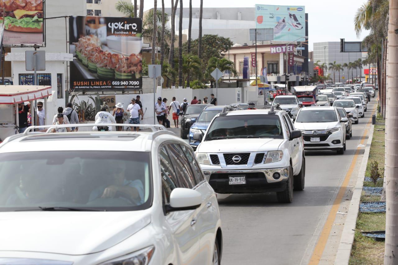$!Colapsa el tráfico previo al desfile en el malecón de Mazatlán