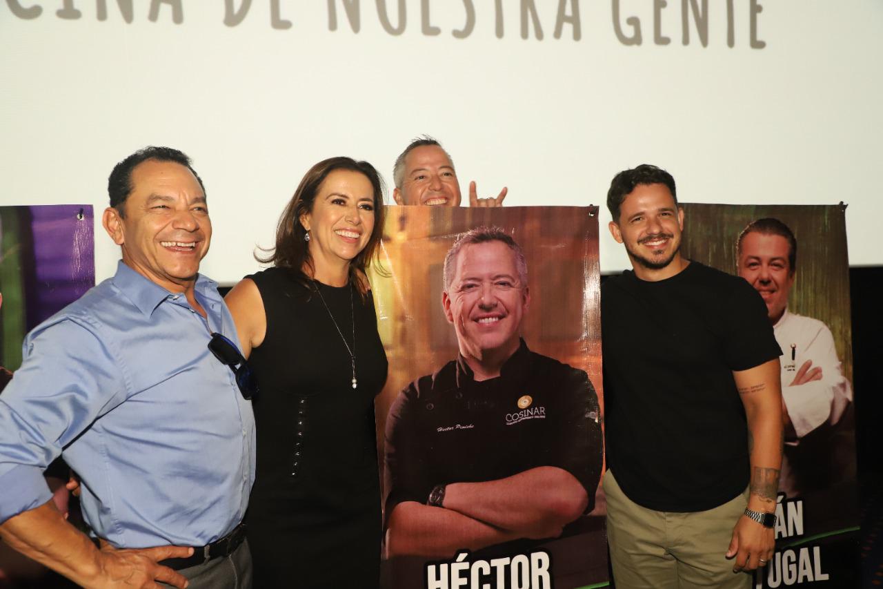 $!Jesús Aceves, Claudia Peniche e Isaac Aranguré se ríen de que el chef Héctor Peniche bromea en su pendón.