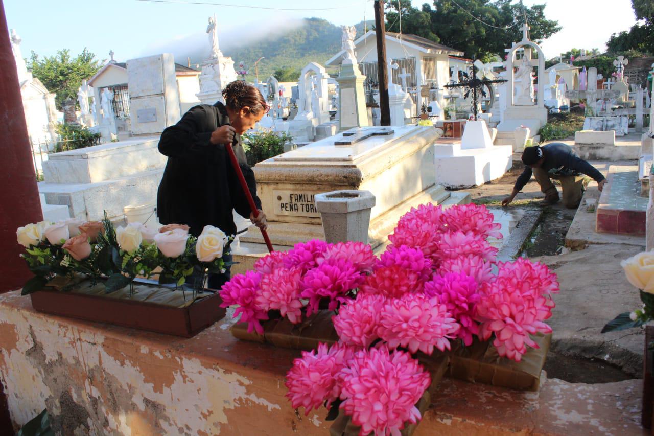 $!Rosarenses recuerdan a sus niños en el Día de Todos los Santos