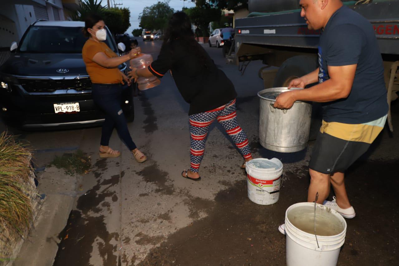 $!Vecinos de la Juárez, en Mazatlán, bloquean otro cruce vial por la falta de agua, y una policía les echa la patrulla