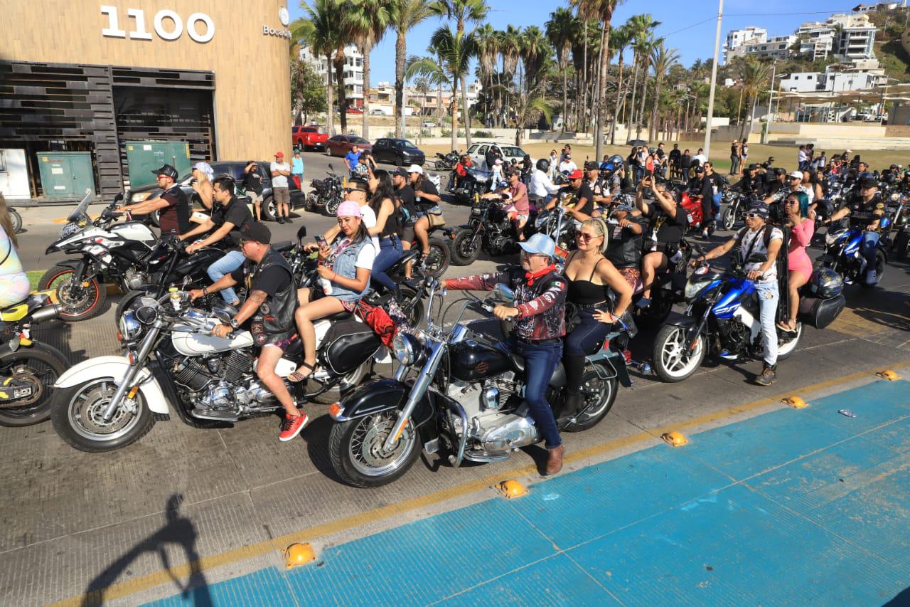 $!Cientos de motociclistas recorren el paseo costero de Mazatlán dentro de la Semana de la Moto