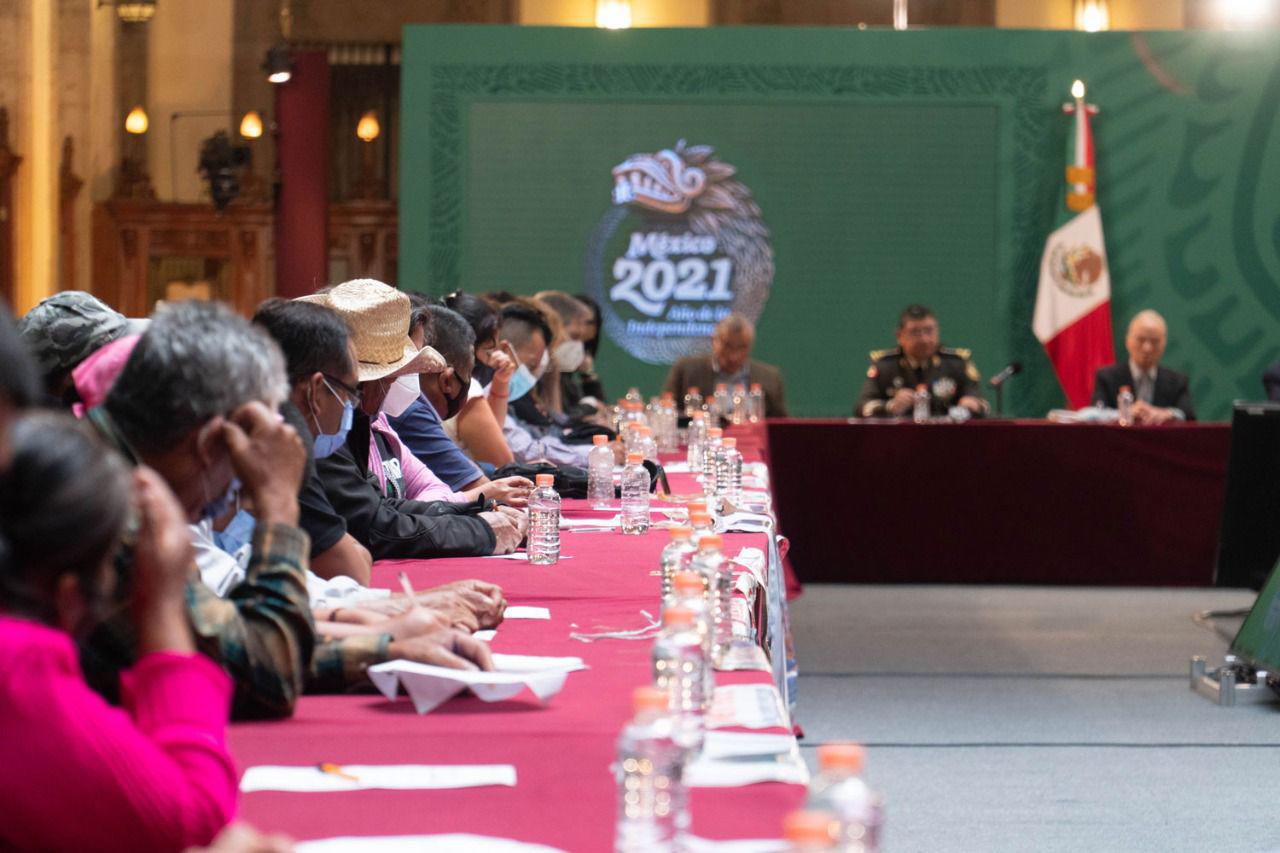$!Reunión con padres y madres de Ayotzinapa; al fondo, el secretario de la Defensa.