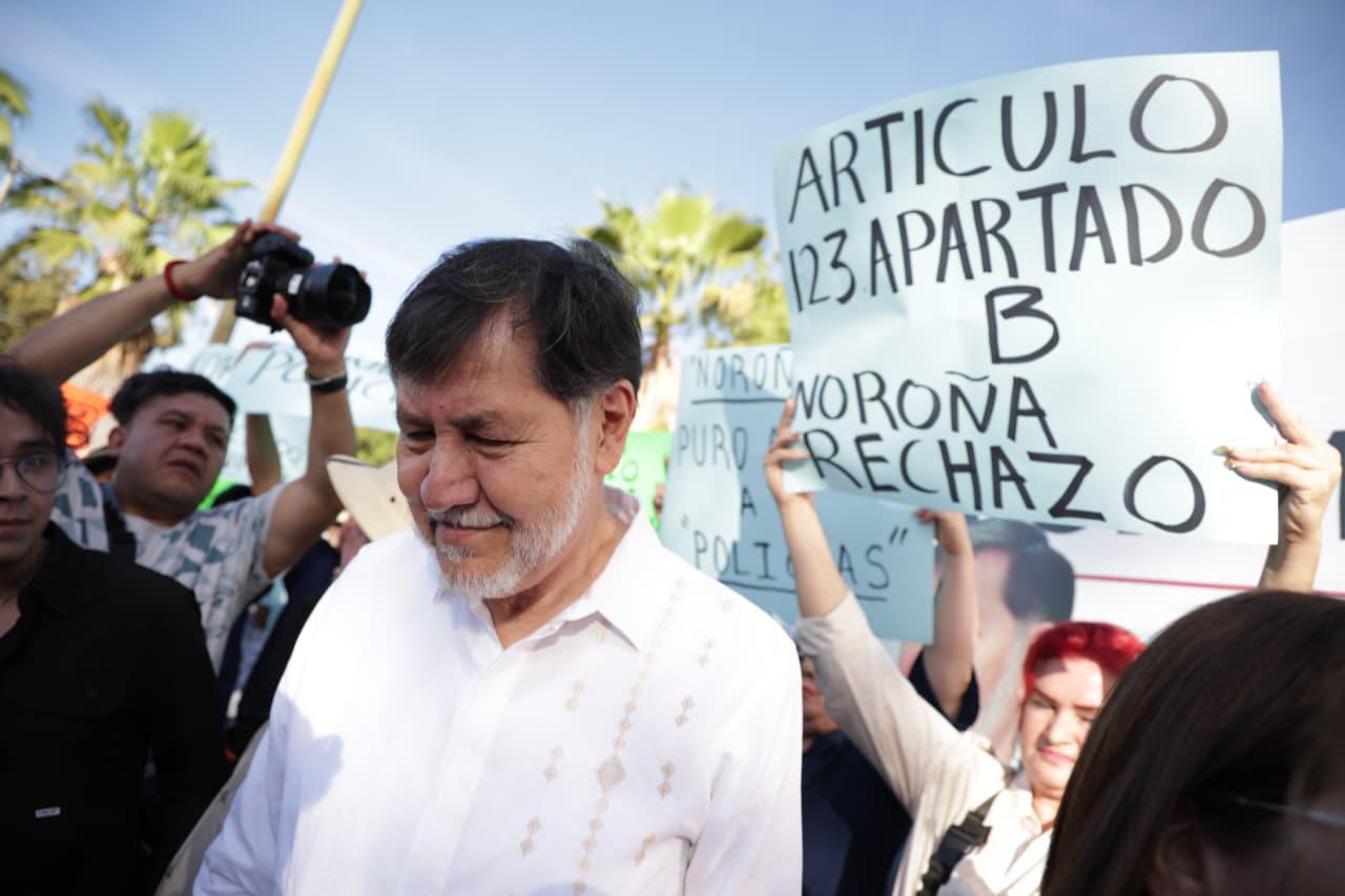 $!Irrumpen manifestantes en asamblea de Imelda Castro y Noroña en Culiacán