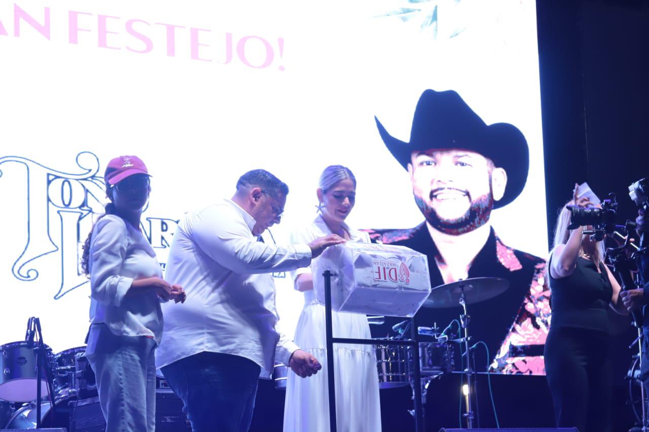 $!Madres de Mazatlán celebran su día con música, regalos y fiesta