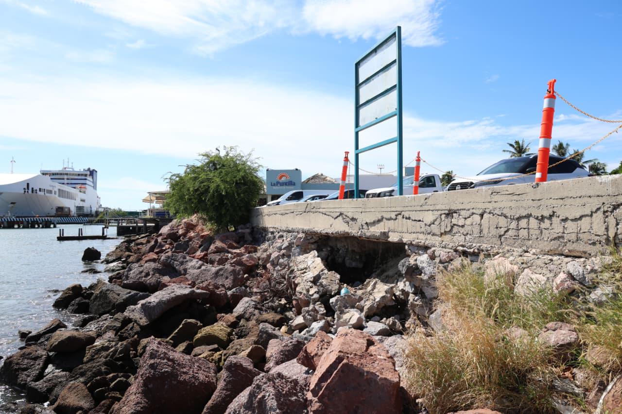 $!Son 6 los socavones del malecón de Mazatlán, uno de alrededor de 100 metros