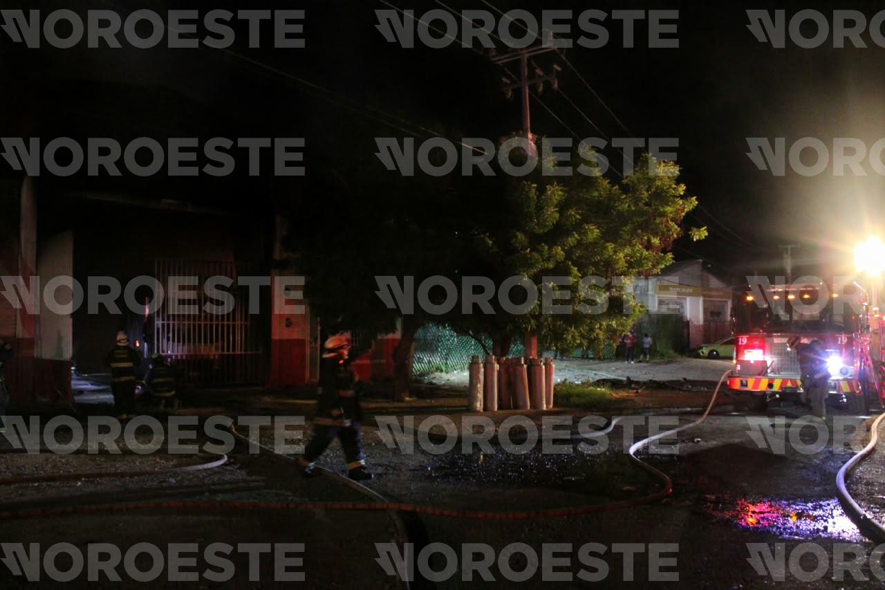 $!Se incendia bodega distribuidora de electrodomésticos por La Costerita, en Culiacán