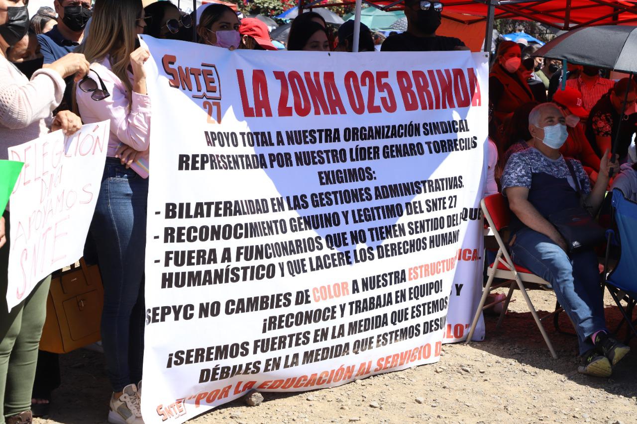 $!Maestros mazatlecos protestan en Servicios regionales de la SEPyC