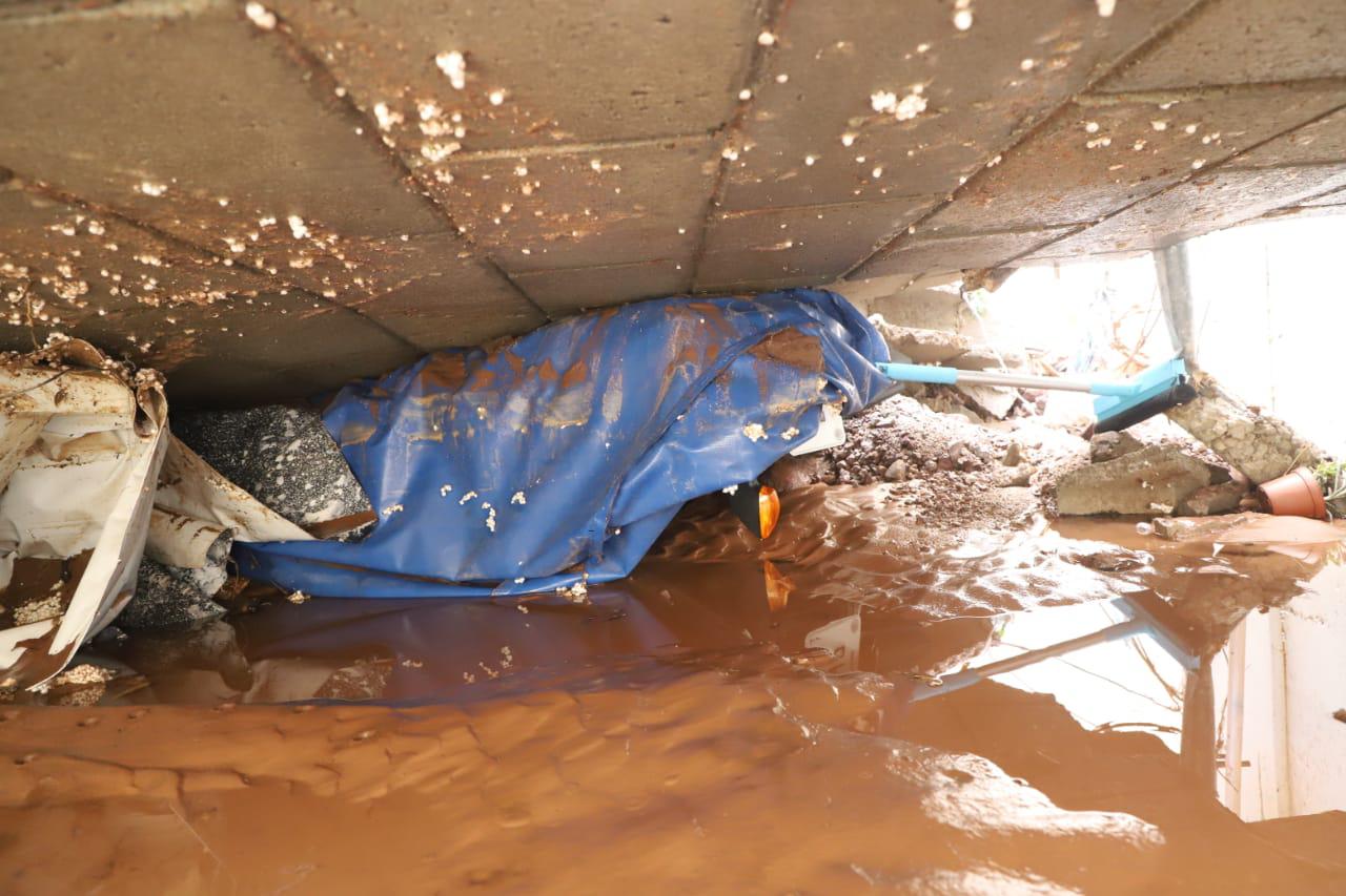 $!Lluvias provocan deslave en fraccionamiento sobre cerro y tumba barda en vivienda, al norte de Mazatlán
