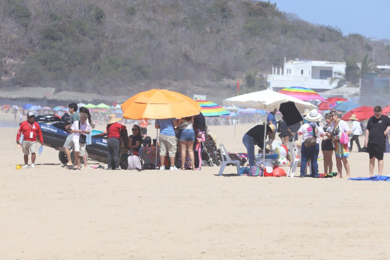 $!Llegan poco a poco bañistas a las playas de Mazatlán para disfrutar del Sábado de Gloria