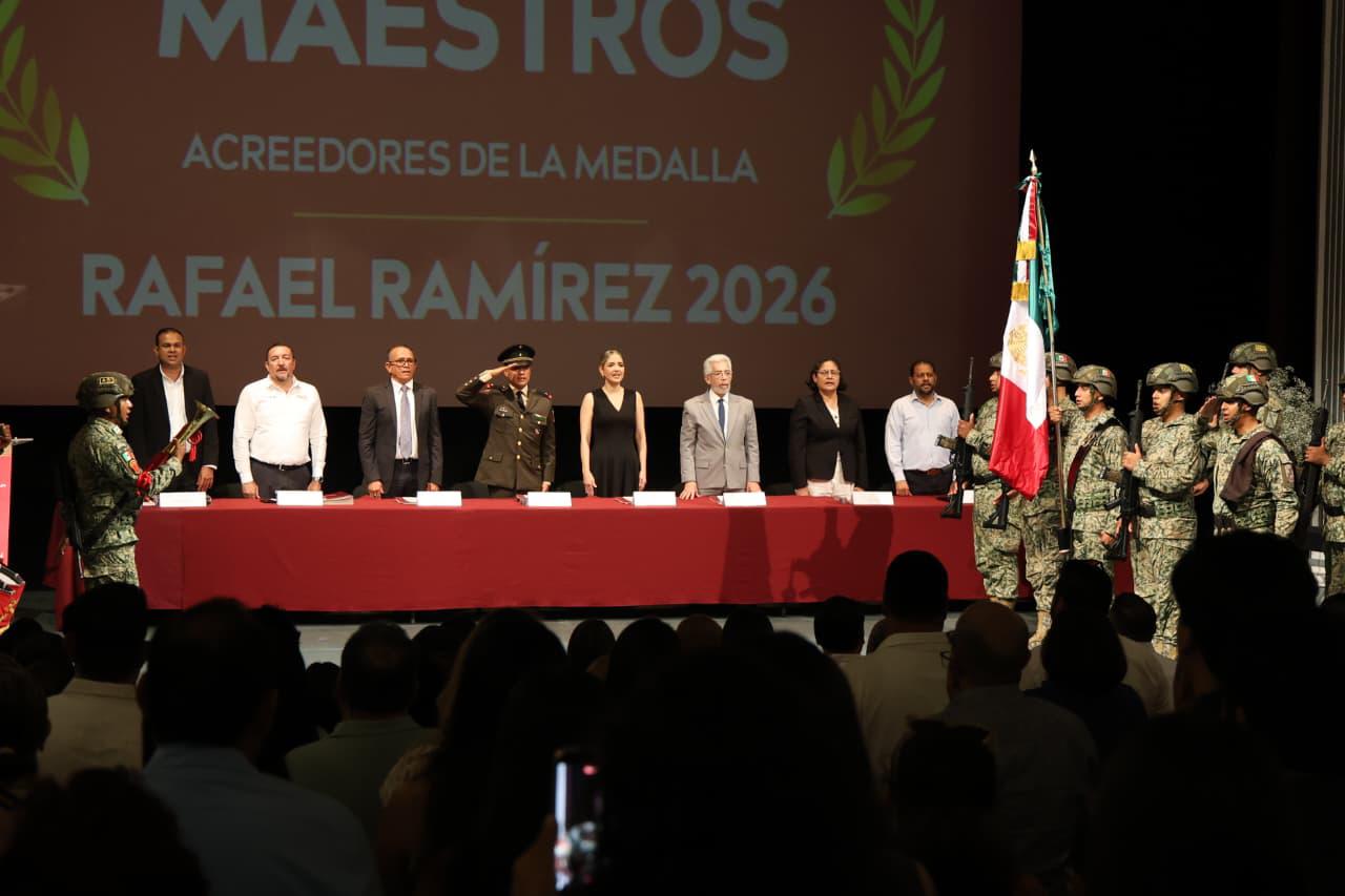 $!Reconocen en Mazatlán a 79 maestros con la Medalla Rafael Ramírez 2026