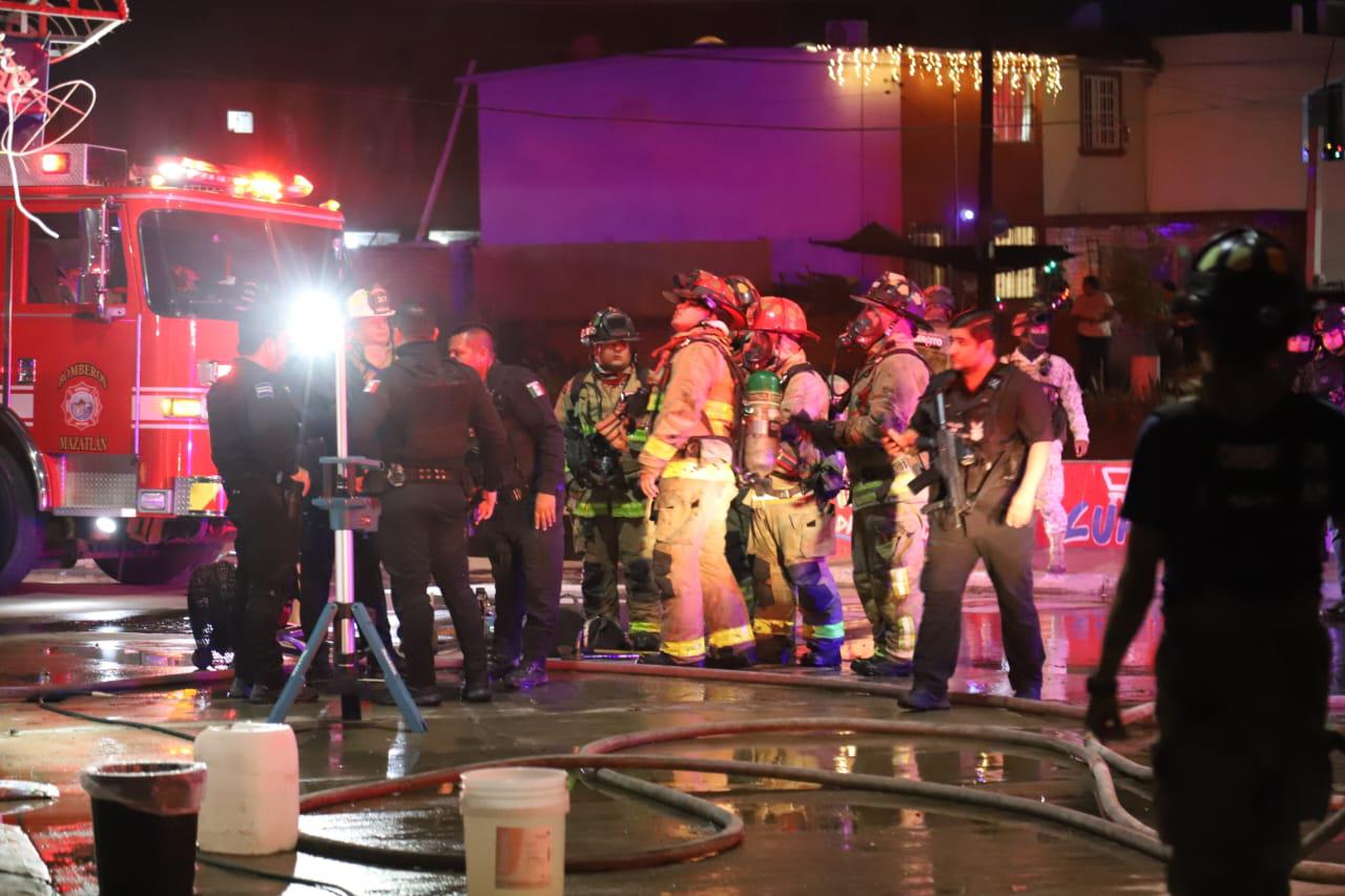 $!Se incendia tienda de abarrotes en La Foresta, en Mazatlán, tras presunto ataque