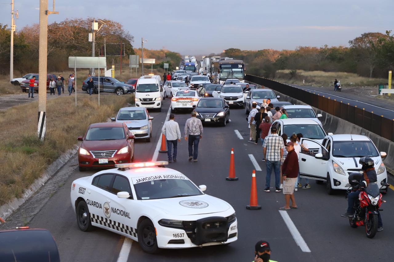 $!Avioneta aterriza de emergencia en Autopista Mazatlán-Culiacán