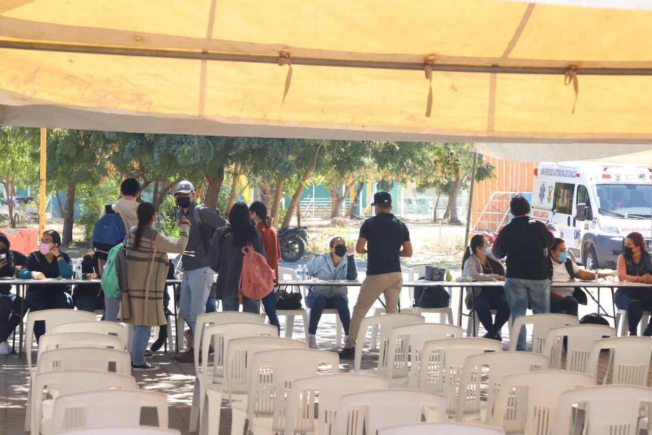 $!En Mazatlán vacunan contra el Covid en el Polideportivo de la UAS