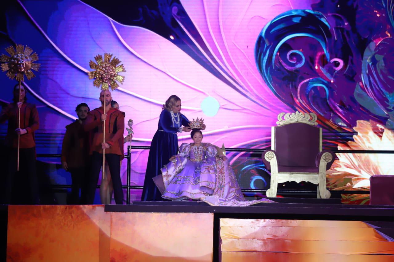 $!Bajo show de pirotecnia coronan a María Paula I, Reina Infantil del Carnaval de Mazatlán 2024