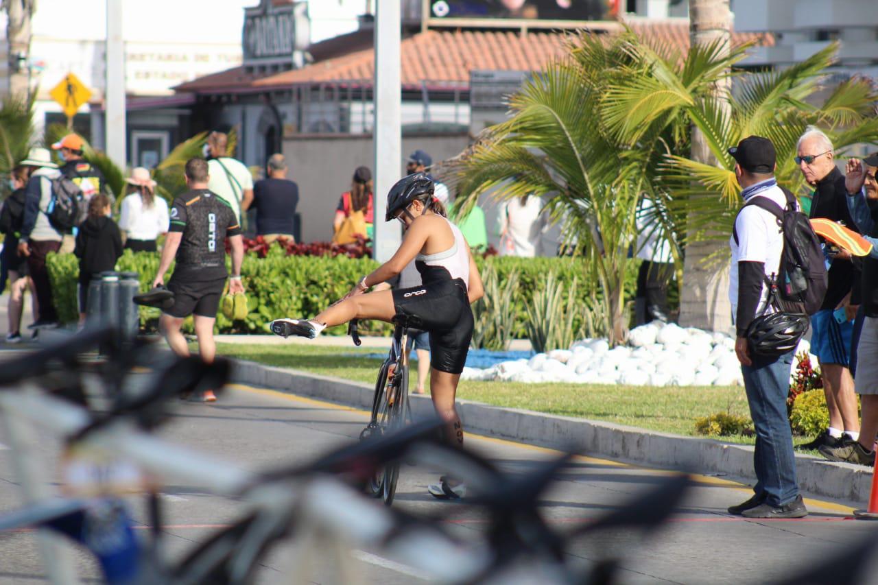 $!Mercedes Romero y René Martínez imponen su clase en Triatlón F&amp;5K Covid Mazatlán 2021