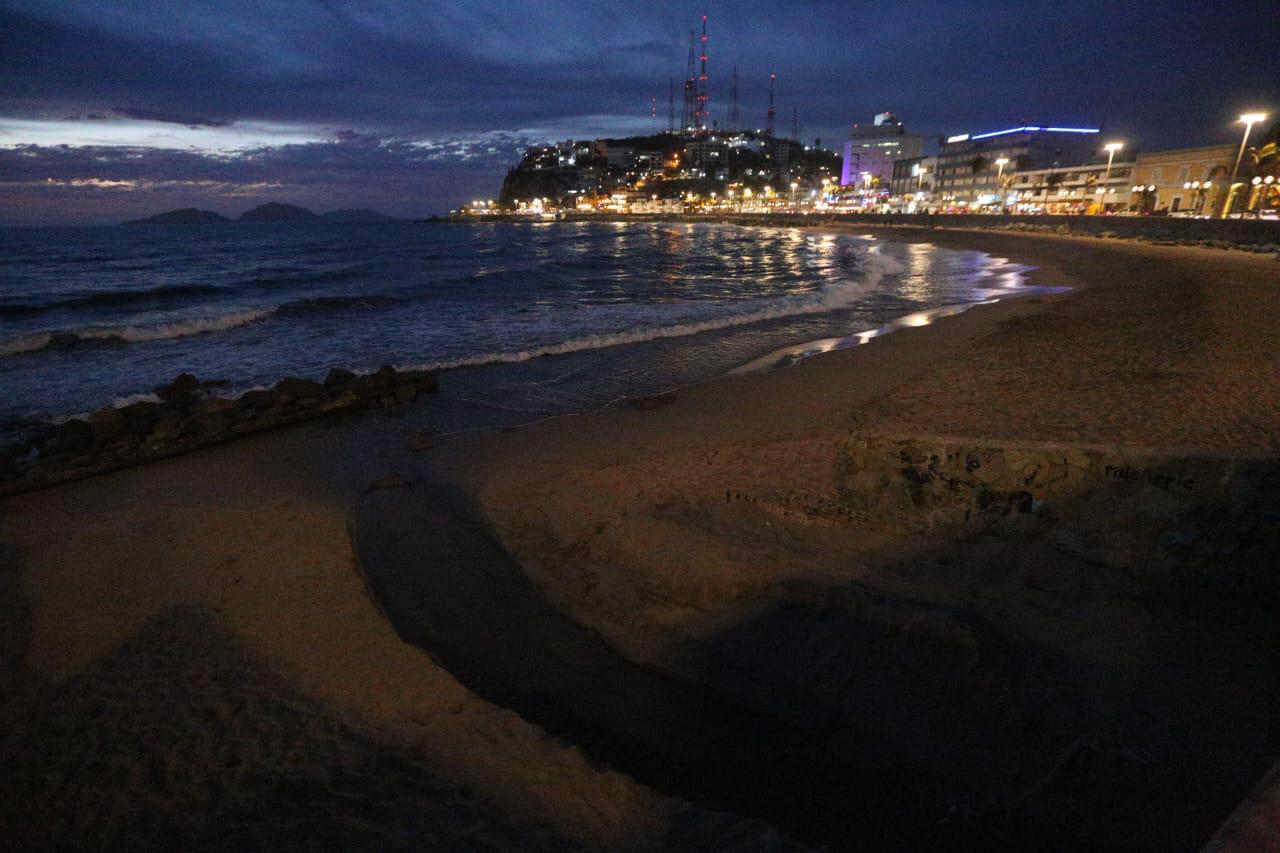 $!Caen aguas negras hacia el mar en Olas Altas, a horas de iniciar el periodo vacacional