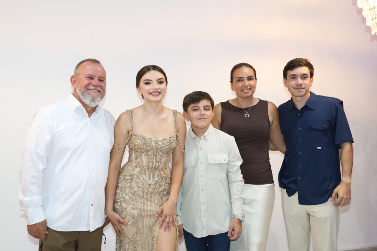 $!Camila comparte este momento especial junto a sus padres, Roberto Osuna y Martha Lizárraga, y hermanos, Jorge Luis y Roberto Osuna Lizárraga.