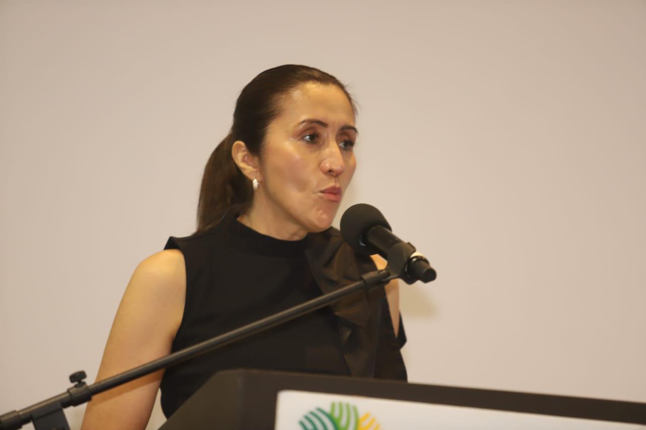 $!Verónica Estrada, presidenta de Coparmex Mazatlán, expresó las palabras de bienvenida.
