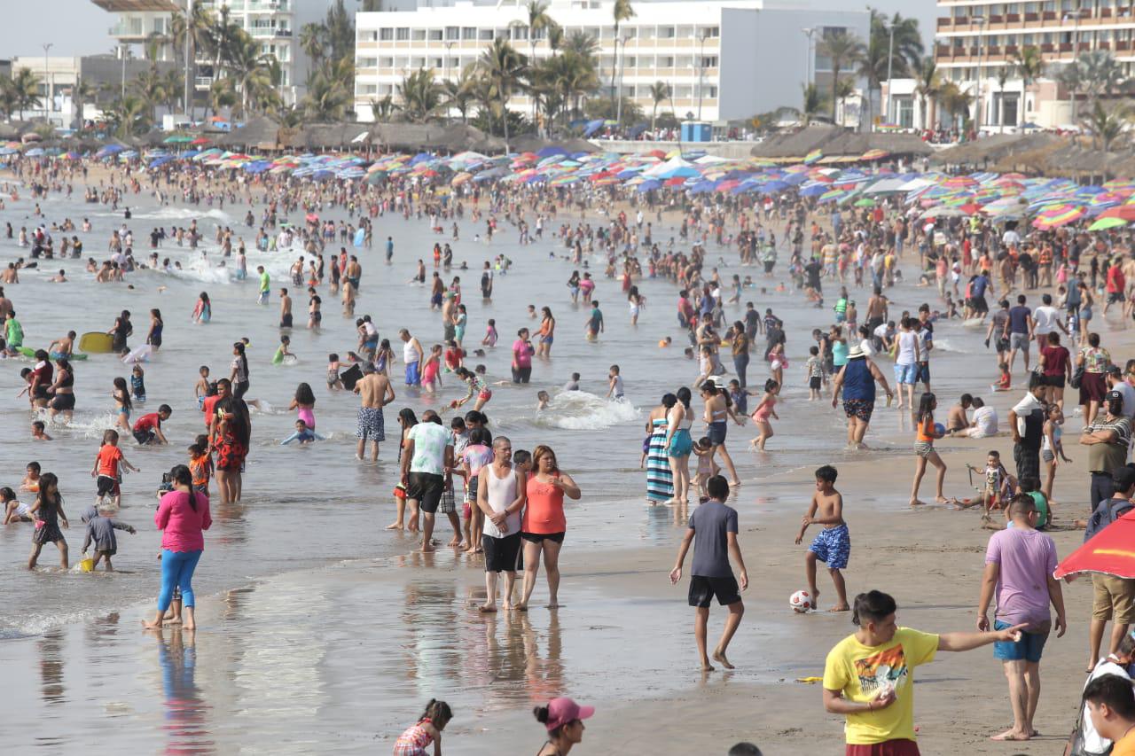 $!Cerrados, 16 tramos de playas en Mazatlán por alta demanda