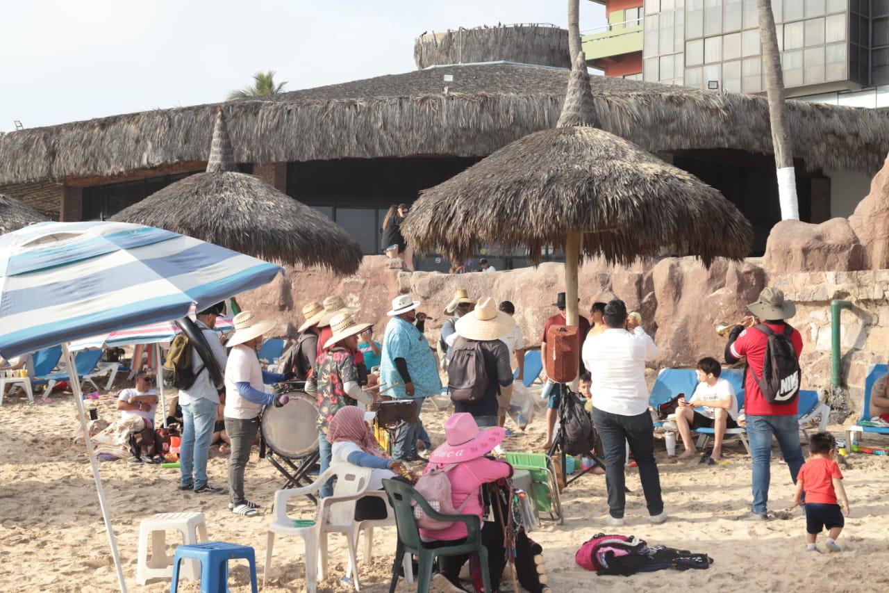 $!Viven tarde de algarabía en las playas de Mazatlán durante Semana Santa