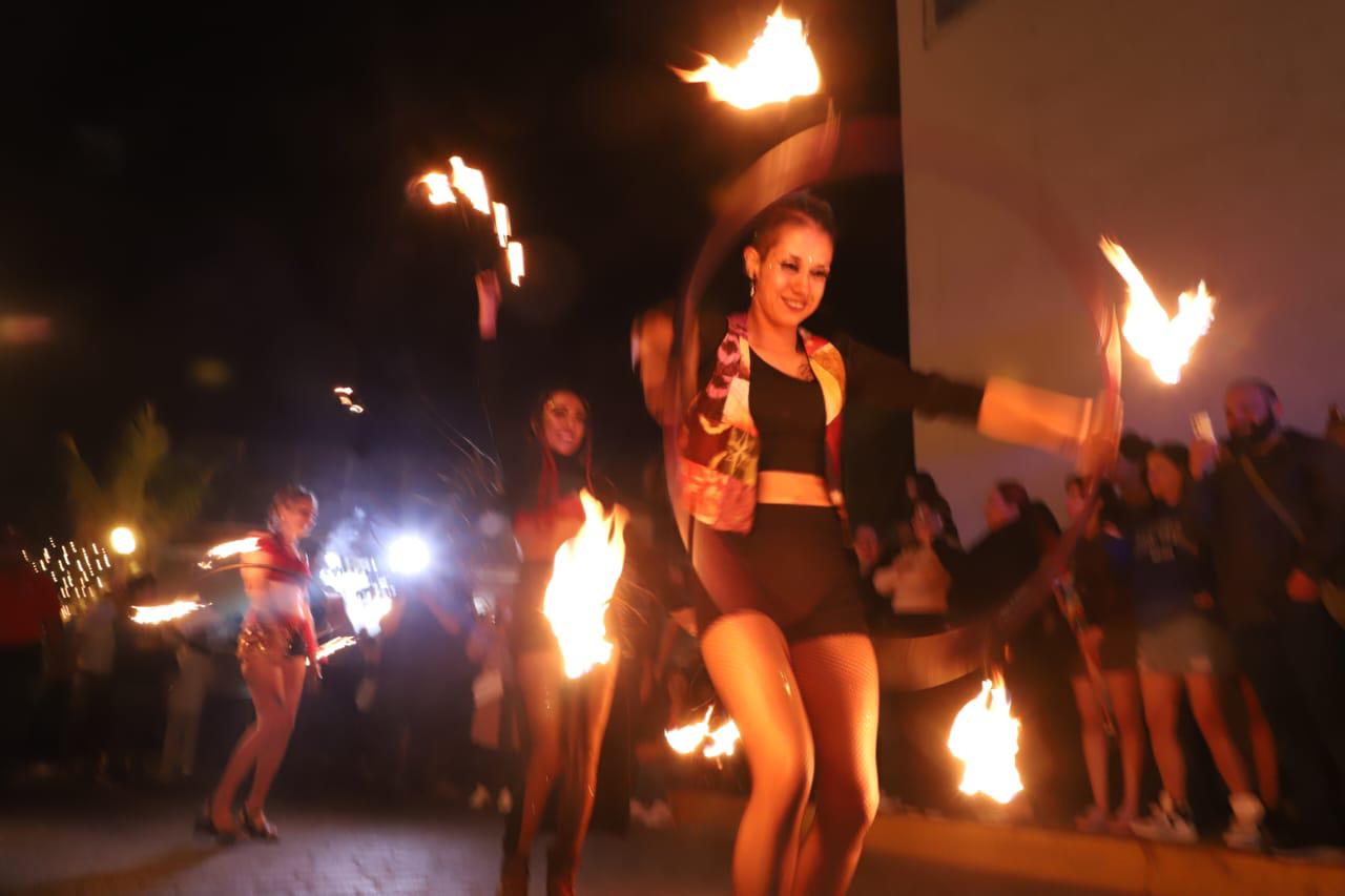 $!Disfrutan de la Callejoneada Eclipse 2024 en el Centro Histórico de Mazatlán