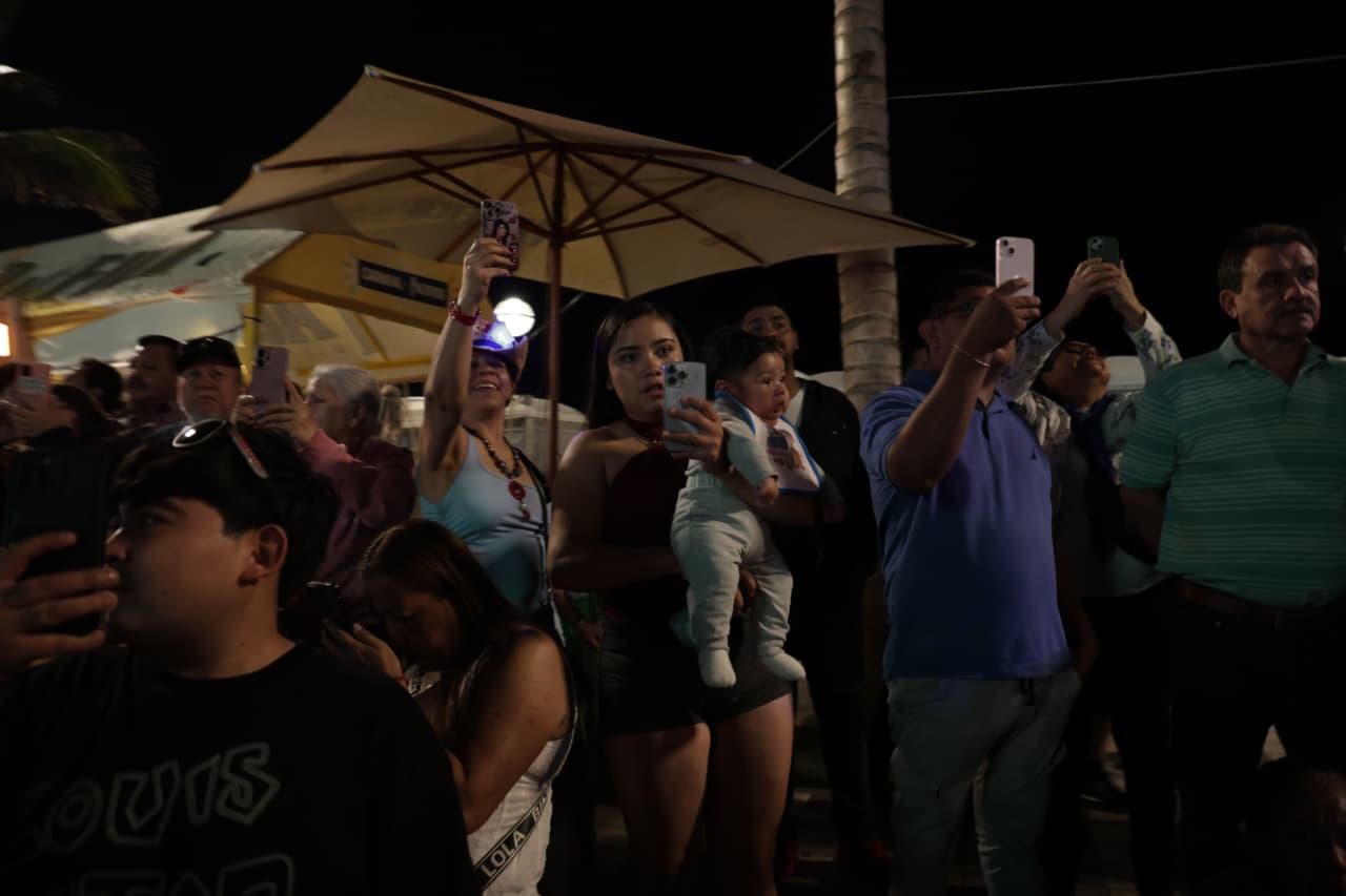 $!‘Explota’ Nawat Itsaragrisil en la tradicional Quema del Mal humor del Carnaval de Mazatlán